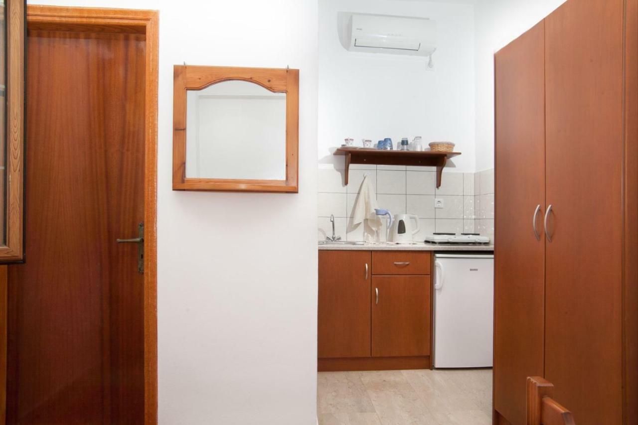 Manolakis Pizanias Apartment Emborios Exterior photo